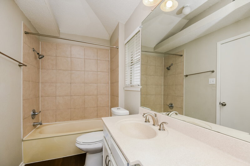 2,025/Mo, 1861 Kings Canyon Cir Fort Worth, TX 76134 Main Bathroom View 2