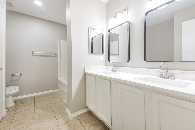 2,195/Mo, 1435 Foxwood Ln Rockwall, TX 75032 Main Bathroom View 2