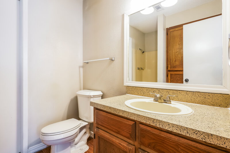 1,905/Mo, 505 Plainview Dr Mansfield, TX 76063 Main Bathroom View