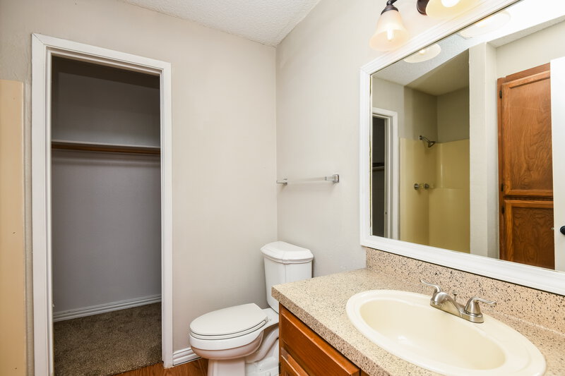 2,005/Mo, 505 Plainview Dr Mansfield, TX 76063 Main Bathroom View