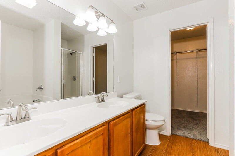 2,770/Mo, 1010 Mazourka Dr Arlington, TX 76001 Main Bathroom View
