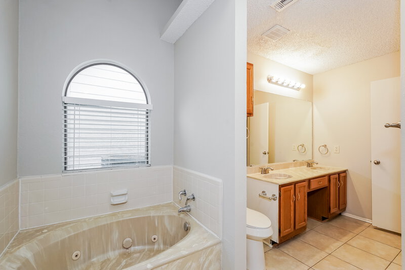 2,090/Mo, 905 Ragland Dr Cedar Hill, TX 75104 Main Bathroom View