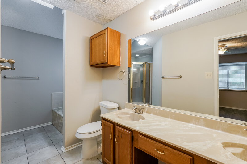 2,090/Mo, 905 Ragland Dr Cedar Hill, TX 75104 Main Bathroom View 2