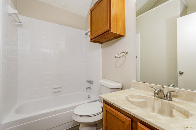 2,090/Mo, 905 Ragland Dr Cedar Hill, TX 75104 Bathroom View