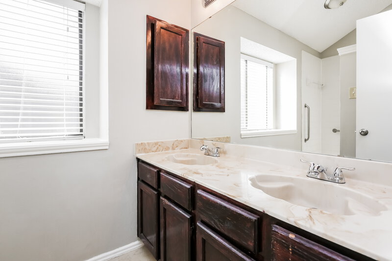 1,905/Mo, 821 Simon Dr Cedar Hill, TX 75104 Main Bathroom View