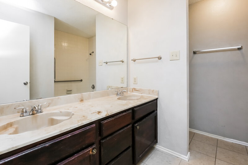 1,905/Mo, 821 Simon Dr Cedar Hill, TX 75104 Bathroom View