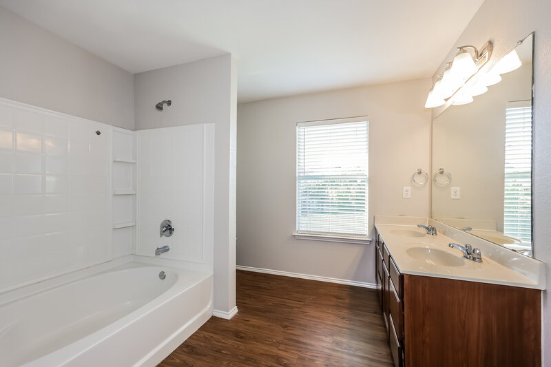 2,035/Mo, 3512 Cayman Dr Fort Worth, TX 76123 Main Bathroom View
