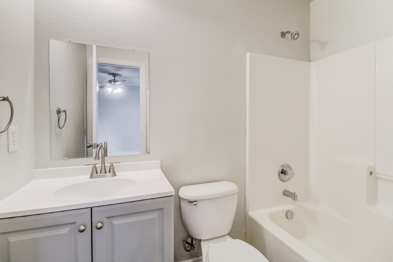 1,905/Mo, 13718 Vida Ln Dallas, TX 75253 Main Bathroom View