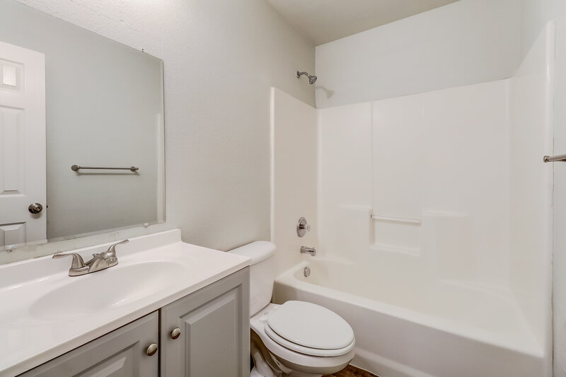 1,905/Mo, 13718 Vida Ln Dallas, TX 75253 Bathroom View