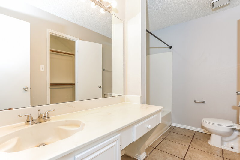 1,840/Mo, 1114 Hidden Creek Dr Mansfield, TX 76063 Main Bathroom View