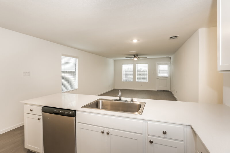 2,150/Mo, 201 Sycamore Pl Wilmer, TX 75172 Kitchen View 3
