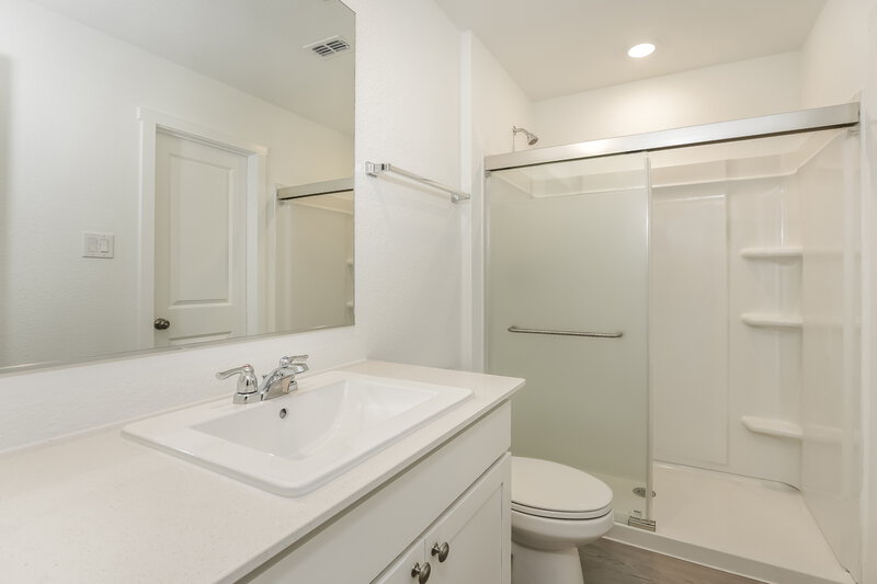 2,150/Mo, 201 Sycamore Pl Wilmer, TX 75172 Main Bathroom View