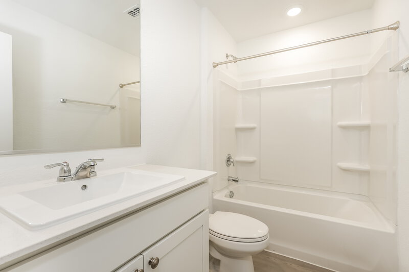 2,150/Mo, 201 Sycamore Pl Wilmer, TX 75172 Bathroom View