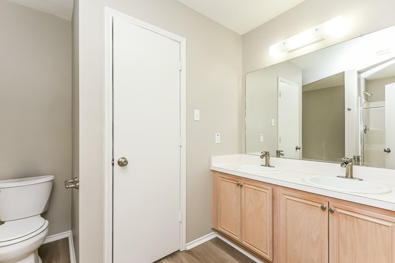 2,110/Mo, 512 Alex St Saginaw, TX 76179 Main Bathroom View