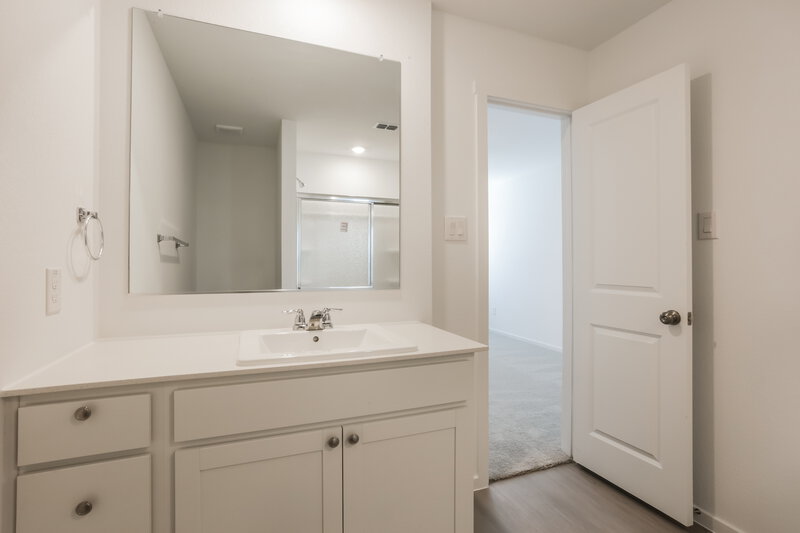 1,915/Mo, 1612 Limpkin Dr Fort Worth, TX 76140 Main Bathroom View 2