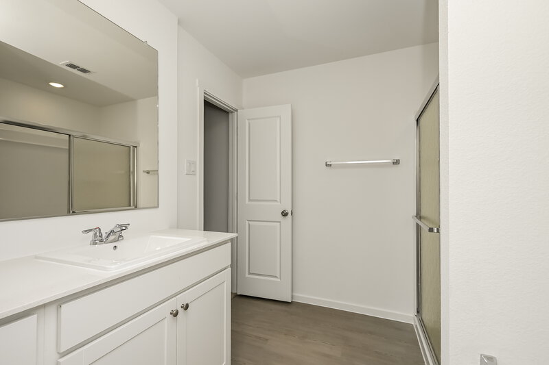 1,905/Mo, 10516 Desert Hawk Cir Fort Worth, TX 76140 Main Bathroom View