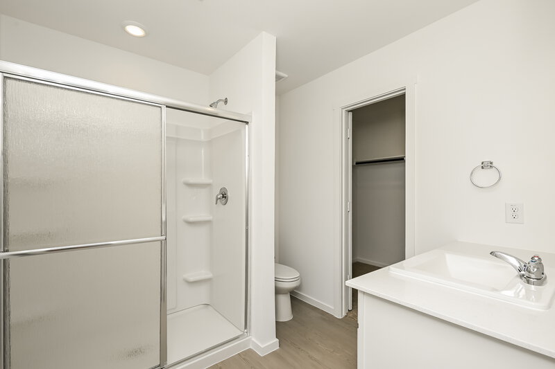 1,905/Mo, 10516 Desert Hawk Cir Fort Worth, TX 76140 Main Bathroom View 2