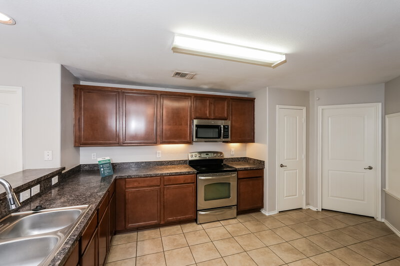 1,825/Mo, 2026 Allyson Dr Heartland, TX 75126 Kitchen View 2