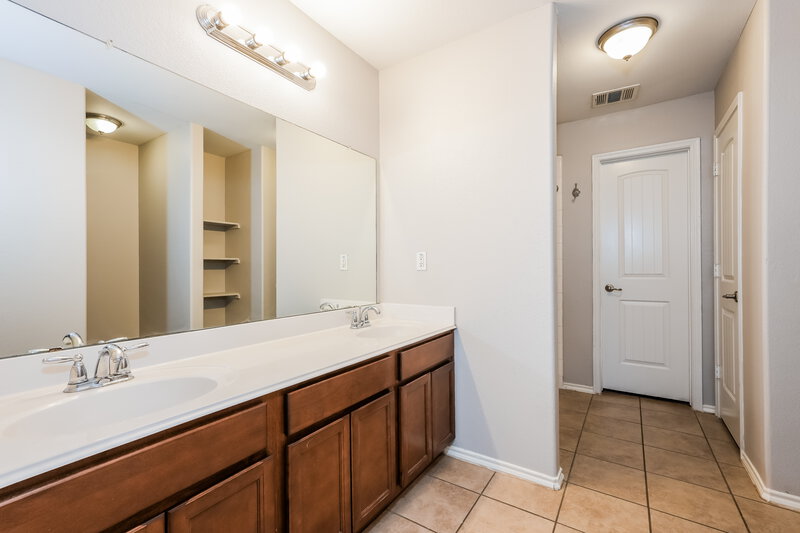 1,825/Mo, 2026 Allyson Dr Heartland, TX 75126 Main Bathroom View