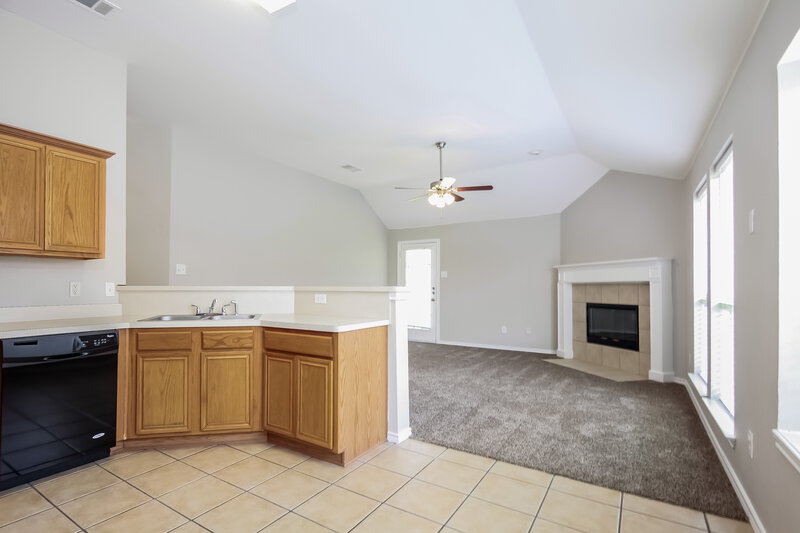 2,990/Mo, 744 Fox Run Trl Saginaw, TX 76179 Kitchenlarge View 2