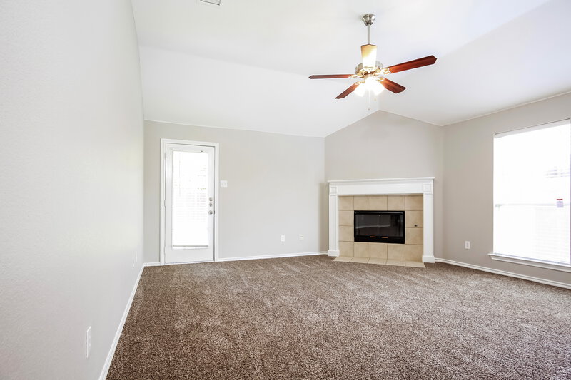 2,990/Mo, 744 Fox Run Trl Saginaw, TX 76179 Family Roomlarge View
