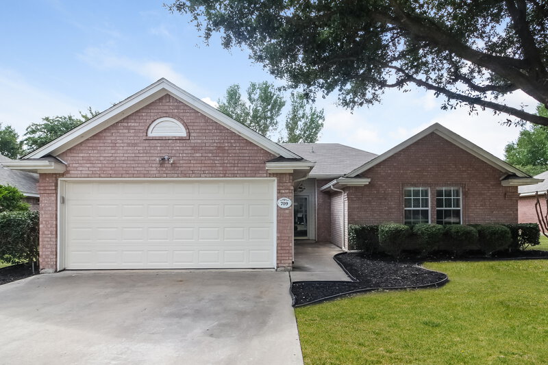 2,180/Mo, 709 Lisa St Burleson, TX 76028 External View