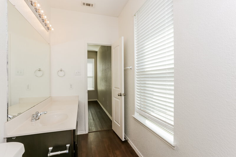 1,925/Mo, 412 San Lucas Dr Crowley, TX 76036 Main Bathroom View