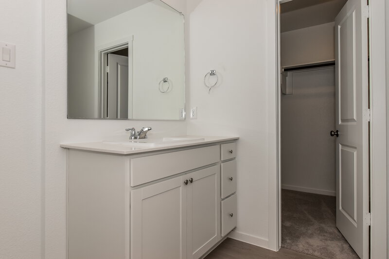 1,760/Mo, 924 Calley Pear Trl Princeton, TX 75407 Main Bathroom View