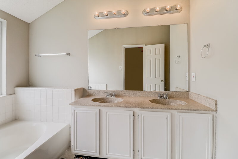 2,155/Mo, 1333 Rosewood Ln Lancaster, TX 75146 Main Bathroom View