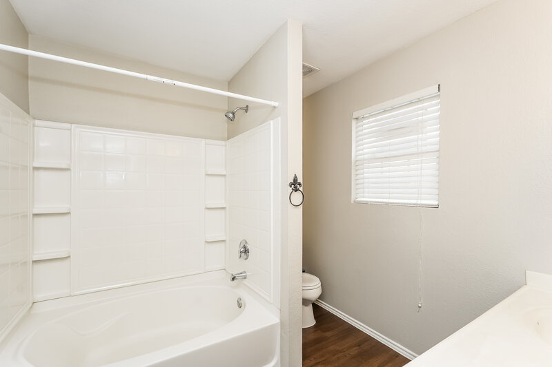 2,100/Mo, 205 Crescent Ridge Dr Fort Worth, TX 76140 Main Bathroom View