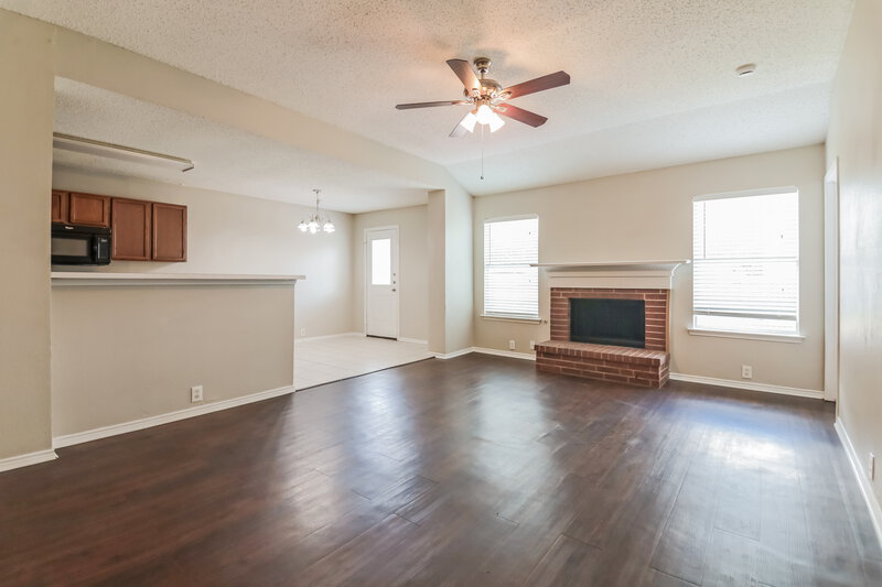 1,905/Mo, 1308 Wintercreek Dr Denton, TX 76210 Living Room View