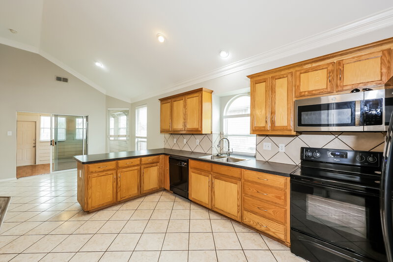 2,275/Mo, 9700 Minton Dr Fort Worth, TX 76108 Kitchen View 2