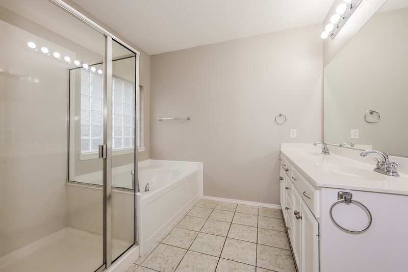 2,275/Mo, 9700 Minton Dr Fort Worth, TX 76108 Main Bathroom View