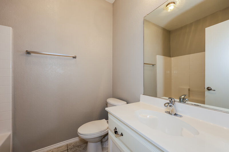 2,275/Mo, 9700 Minton Dr Fort Worth, TX 76108 Bathroom View