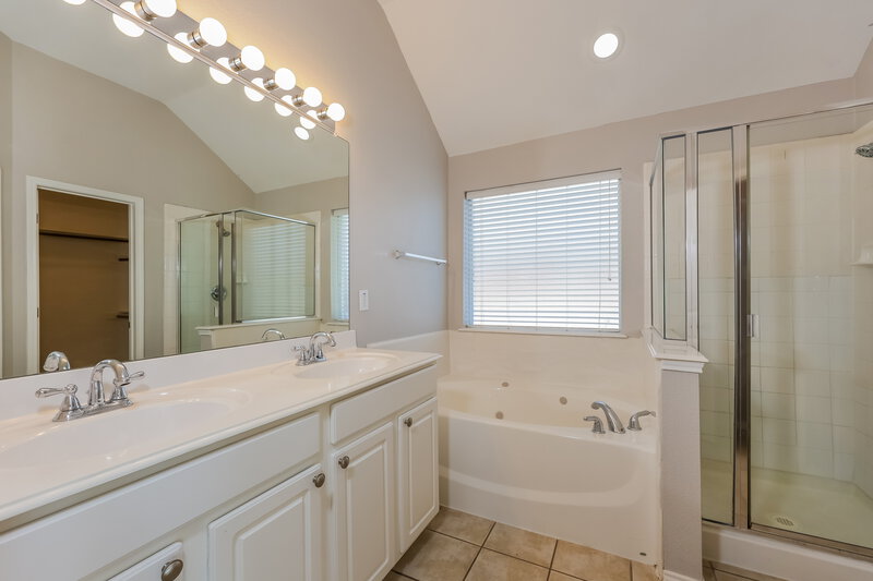 2,170/Mo, 14104 Golden Pass Rd Balch Springs, TX 75181 Main Bathroom View