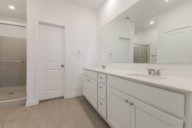 2,300/Mo, 2236 Mustang Ghost Trl Crandall, TX 75114 Main Bathroom View