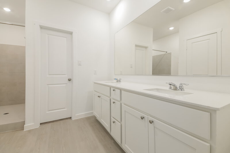 2,300/Mo, 2234 Mustang Ghost Trl Crandall, TX 75114 Main Bathroom View