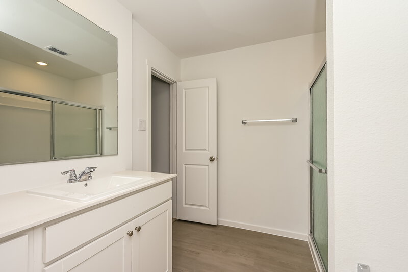 1,905/Mo, 10500 Desert Hawk Cir Fort Worth, TX 76140 Main Bathroom View