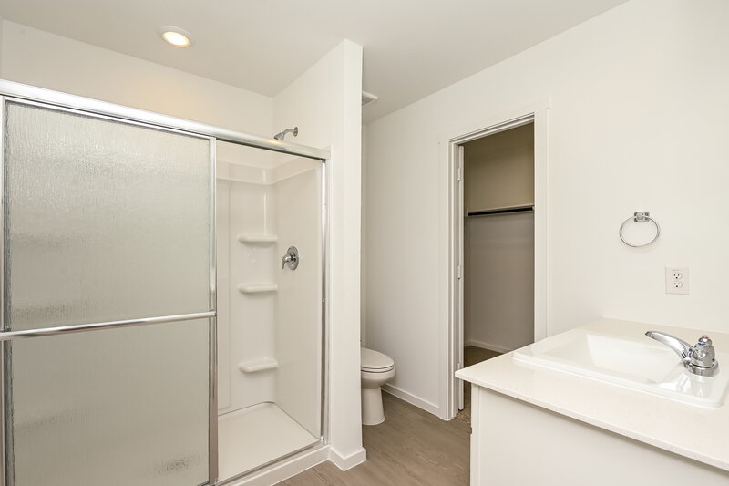 1,905/Mo, 10500 Desert Hawk Cir Fort Worth, TX 76140 Main Bathroom View 2
