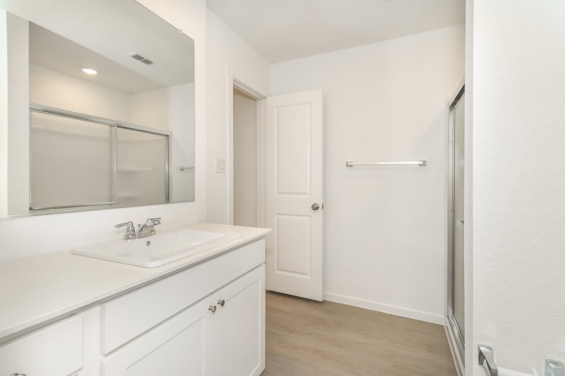 2,000/Mo, 1224 Canyon Wren Dr Forney, TX 75126 Main Bathroom View 2