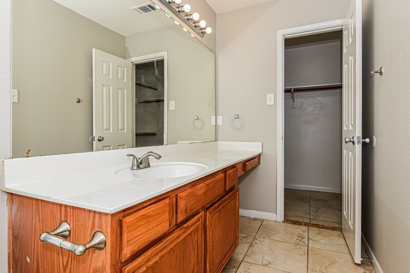 2,025/Mo, 1000 Chelsea Dr Mesquite, TX 75149 Main Bathroom View