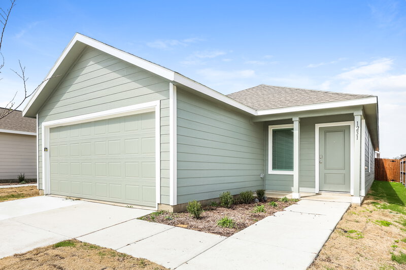 2,085/Mo, 1231 Maple St Wilmer, TX 75172 Front View