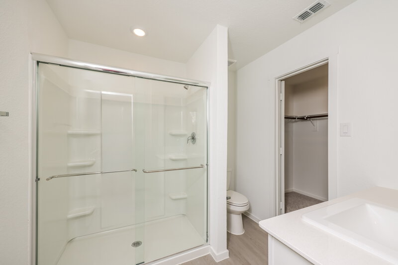 2,085/Mo, 1231 Maple St Wilmer, TX 75172 Main Bathroom View