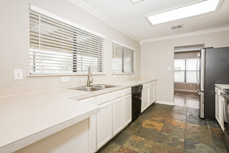 2,515/Mo, 3153 Pine Valley Dr Grand Prairie, TX 75052 Kitchen View 2