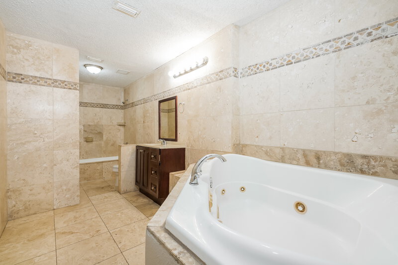 2,515/Mo, 3153 Pine Valley Dr Grand Prairie, TX 75052 Main Bathroom View
