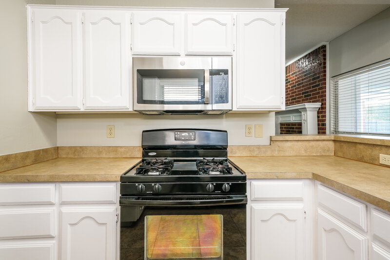 2,215/Mo, 2531 Palisades Pl Mesquite, TX 75181 Kitchen View 2