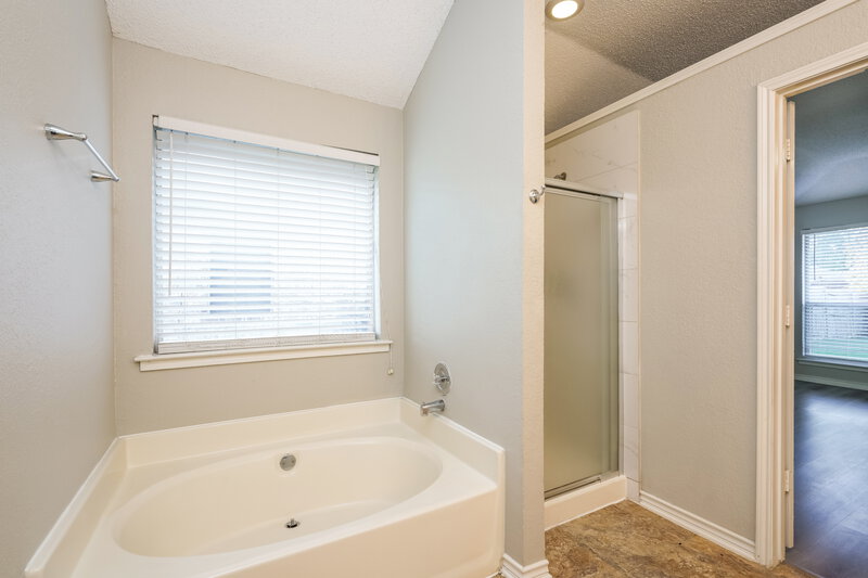 2,215/Mo, 2531 Palisades Pl Mesquite, TX 75181 Main Bathroom View 2