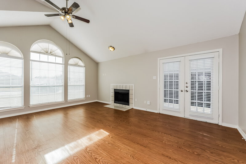 1,916/Mo, 1523 Rebecca Ln Lancaster, TX 75134 Living Room View 2