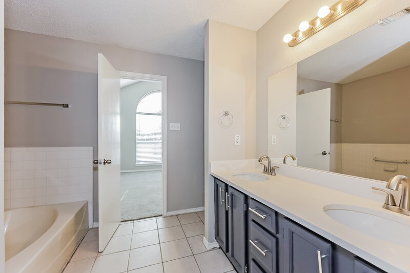 1,916/Mo, 1523 Rebecca Ln Lancaster, TX 75134 Main Bathroom View 2