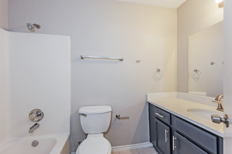 1,916/Mo, 1523 Rebecca Ln Lancaster, TX 75134 Bathroom View